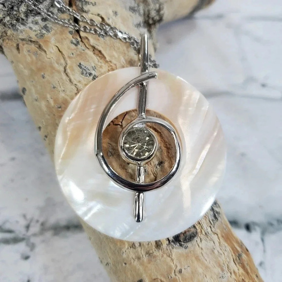 Delicate Mother of Pearl Shell Round Music Note with Cubic Zirconia Jeweled - Picture 2 of 12